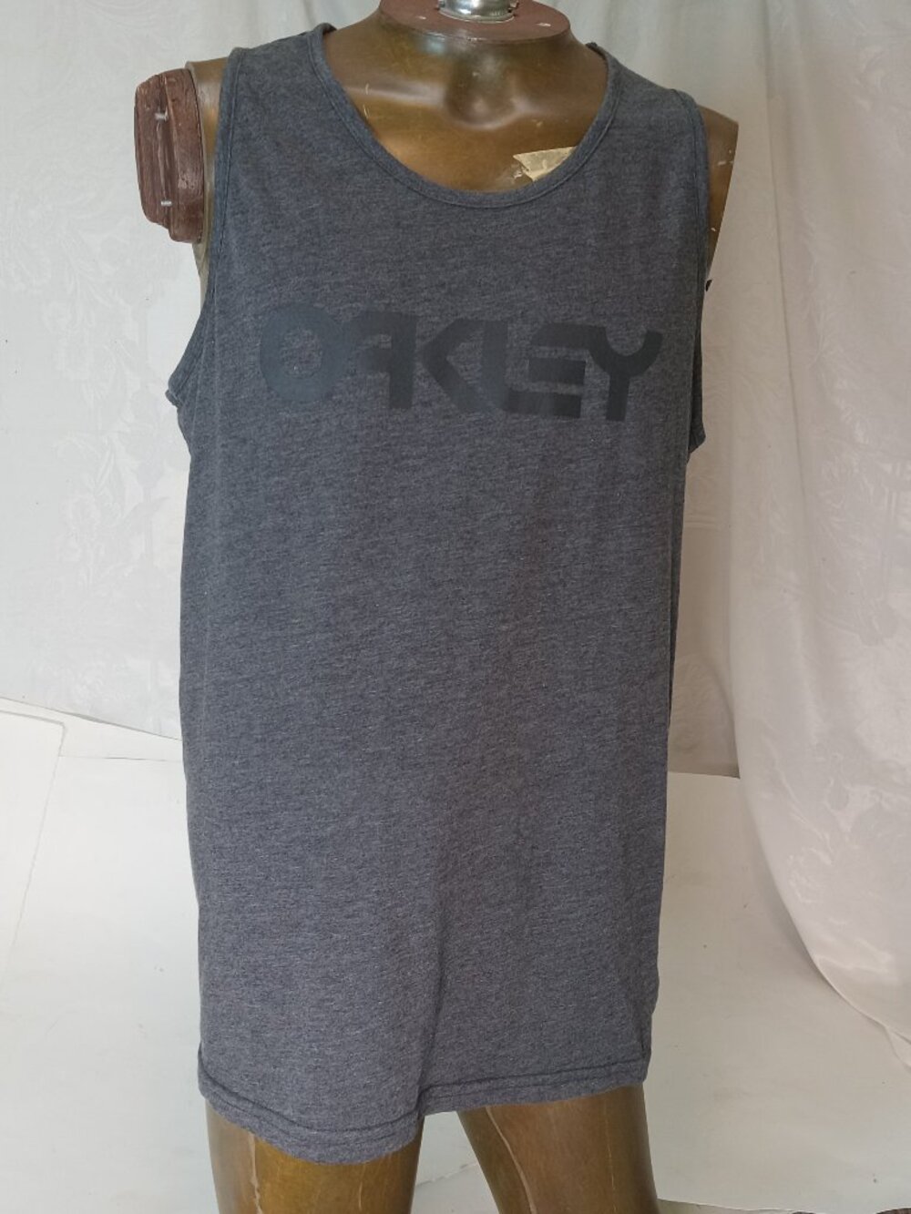 Oakley Tank Top Muscle Shirt Mens LARGE Gray Skater Outdoor Fitness  Gently worn